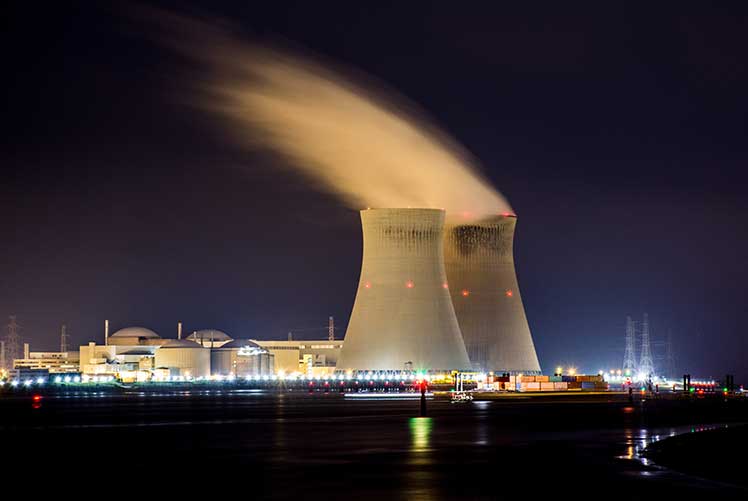 Nocne zdjęcie elektrowni jądrowej