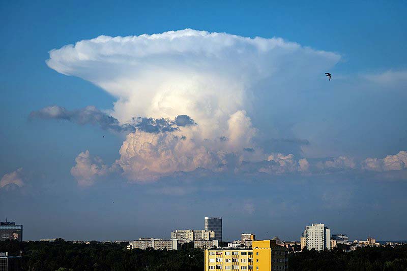 Zdjęcie chmury burzowej cumulonimbus incus na niebie
