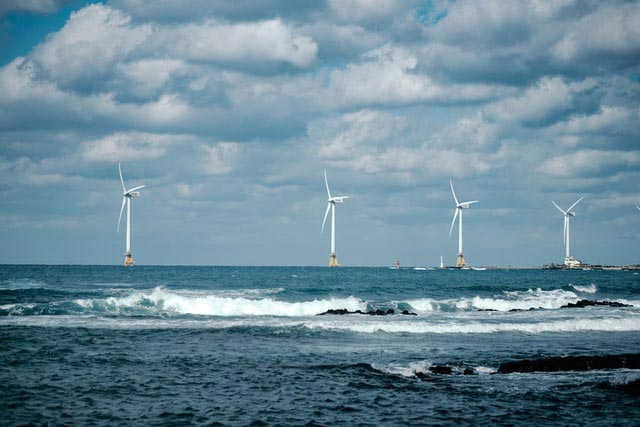 Zdjęcie 4 turbin wiatrowych "offshore" przy brzegu